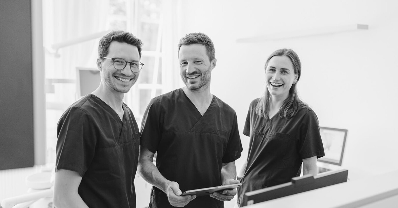 Von links nach rechts: Dr. Vitus Kolbinger, Dr. Moritz Kolbinger und Dr. Eva Alban mit einladendem Lachen.